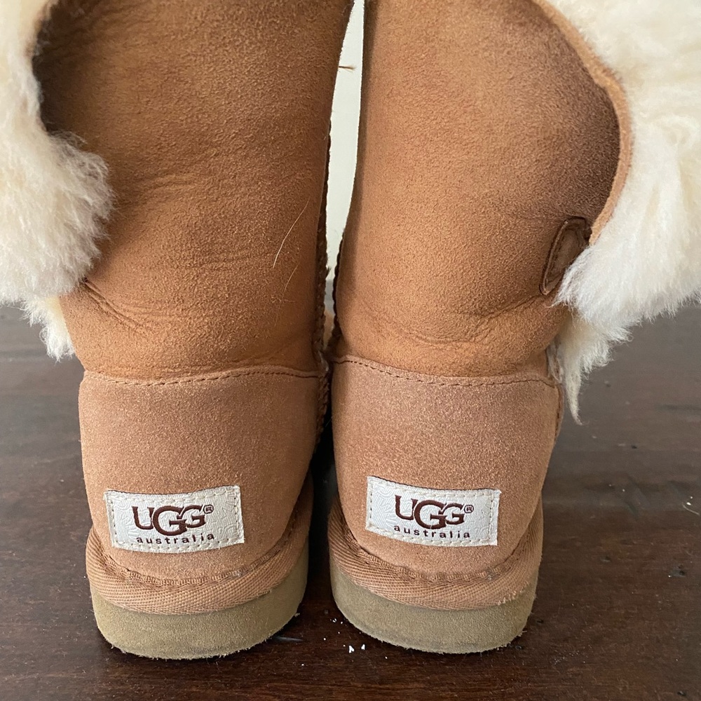 UGG Bailey Button Size 5 - Excellent Condition
